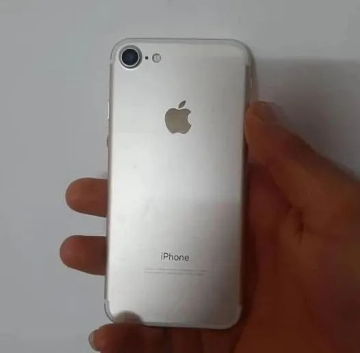 ¡Apple le dice adiós al Iphone 7 con el nuevo sistema operativo iOS 16!Hoy Apple, presentó la nueva
versión de sistema operativo para iPhone, que es el iOS 16, que será
compatible con modelos previos, a partir del Iphone 8 y 8 plus.Por ésta razón, el
Iphone 7 se volvió tendencia en Redes Sociales, puesto que pronto estará obsoleto,
gracias a la nueva actualización de Apple.Los Smartphones de
Apple con más actualizaciones son los Iphone 6S, que salieron en el año 2015 y
aguantan hasta el sistema operativo Ios 15.Actualmente el
Iphone 7, tiene un precio de aproximadamente $8,700 pesos mexicanos en la
tienda Walmart, mientras que el Iphone 6 está alrededor de $5,500 MXN en la
plataforma de Mercado libre.En Redes Sociales,
la gente se ha quejado y burlado de que Iphone saca un nuevo modelo a cada
rato, así incrementando el consumismo.También se dice que
actualizan los sistemas operativos para que tu IPhone “viejo” quede obsoleto, y
tengas que estar consumiendo.Se sabe que aunque
la gente siempre se queje, lo va a seguir consumiendo, pues cuando salió el
IPhone 13, muchos se quejaron de las 3 cámaras afirmando que les daba
“tripofobia” y que nunca lo comprarían, ahora, gran parte de la población lo
trae.¿Qué opinas? ¿Te
vas a deshacer de tu iPhone viejo para comprar el nuevo que salga? ¡Apple le dice adiós al Iphone 7 con el nuevo sistema operativo iOS 16!Hoy Apple, presentó la nueva
versión de sistema operativo para iPhone, que es el iOS 16, que será
compatible con modelos previos, a partir del Iphone 8 y 8 plus.Por ésta razón, el
Iphone 7 se volvió tendencia en Redes Sociales, puesto que pronto estará obsoleto,
gracias a la nueva actualización de Apple.Los Smartphones de
Apple con más actualizaciones son los Iphone 6S, que salieron en el año 2015 y
aguantan hasta el sistema operativo Ios 15.Actualmente el
Iphone 7, tiene un precio de aproximadamente $8,700 pesos mexicanos en la
tienda Walmart, mientras que el Iphone 6 está alrededor de $5,500 MXN en la
plataforma de Mercado libre.En Redes Sociales,
la gente se ha quejado y burlado de que Iphone saca un nuevo modelo a cada
rato, así incrementando el consumismo.También se dice que
actualizan los sistemas operativos para que tu IPhone “viejo” quede obsoleto, y
tengas que estar consumiendo.Se sabe que aunque
la gente siempre se queje, lo va a seguir consumiendo, pues cuando salió el
IPhone 13, muchos se quejaron de las 3 cámaras afirmando que les daba
“tripofobia” y que nunca lo comprarían, ahora, gran parte de la población lo
trae.¿Qué opinas? ¿Te
vas a deshacer de tu iPhone viejo para comprar el nuevo que salga?
