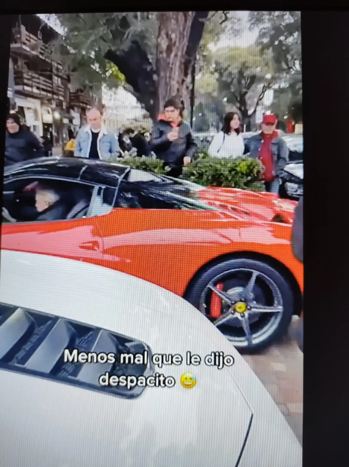 Hombre intenta sacar un ferrari portofino de estacionamiento y lo choca en Acassuso, Argentina Hombre intenta sacar un ferrari portofino de estacionamiento y lo choca en Acassuso, Argentina