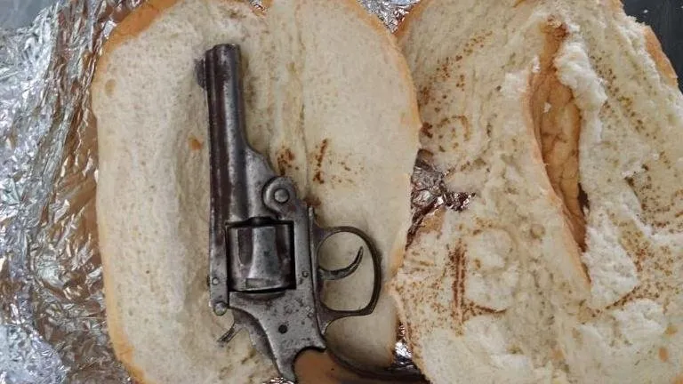 Redes sociales ‘ reviven’ el caso del hombre que ocultó una pistola en una torta Redes sociales ‘ reviven’ el caso del hombre que ocultó una pistola en una torta