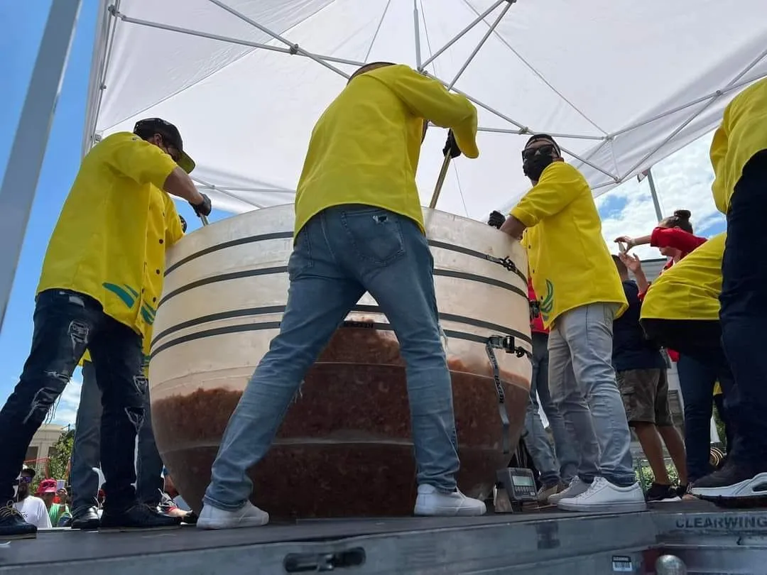 Sinaloenses realizan el coctel de camarón más grande del mundo Sinaloenses realizan el coctel de camarón más grande del mundo