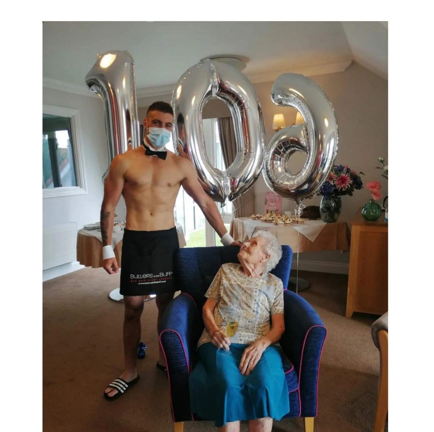 Mujer de 106 años celebra su cumpleaños con stripper en Reino Unido Mujer de 106 años celebra su cumpleaños con stripper en Reino Unido