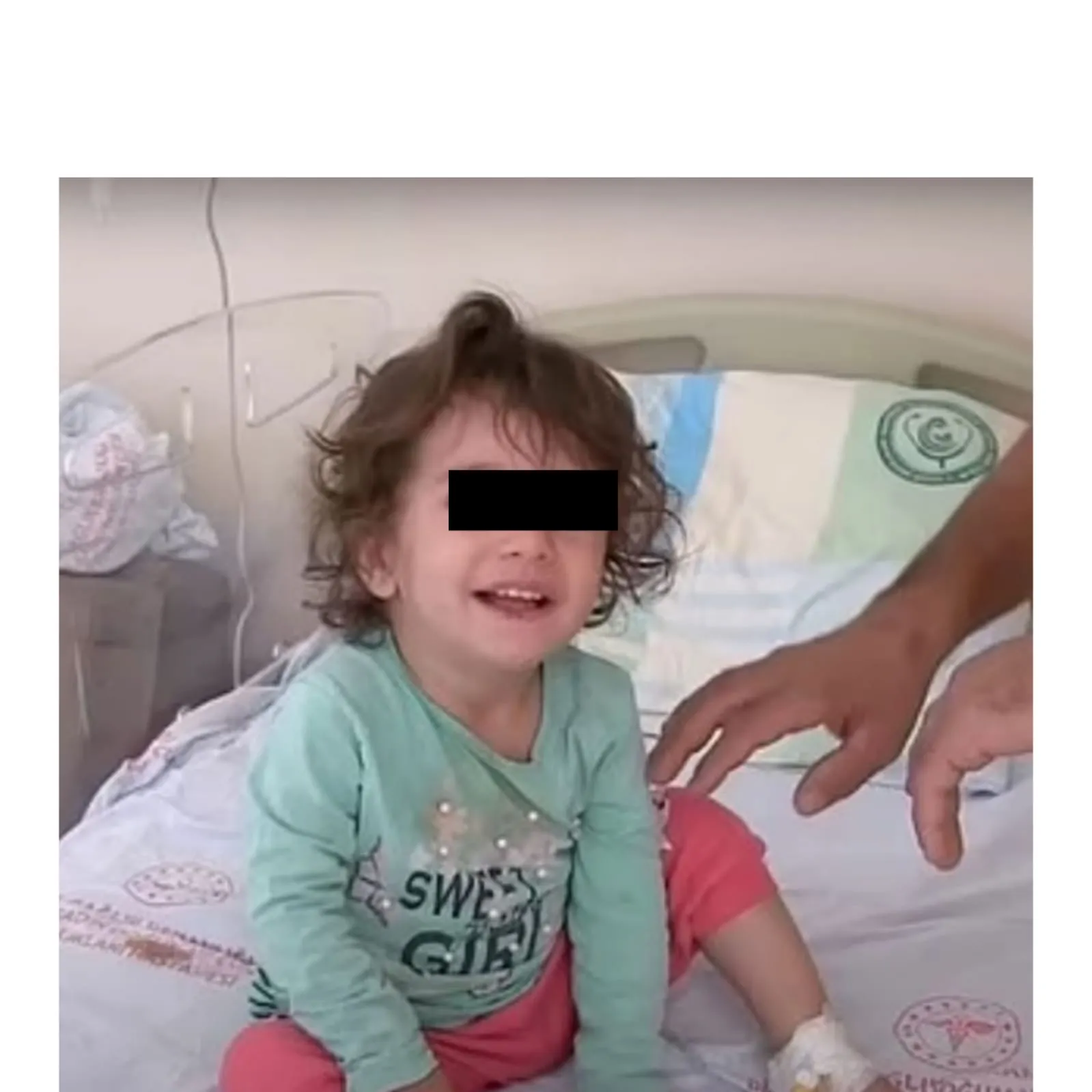 Pequeña de 2 años es agredida por una serpiente; Ella se defiende y la mata a mordidas Pequeña de 2 años es agredida por una serpiente; Ella se defiende y la mata a mordidas