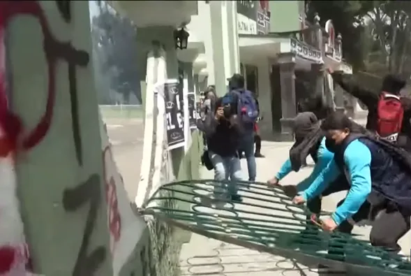 Vandalizan normalistas ayuntamiento de Guerrero Vandalizan normalistas ayuntamiento de Guerrero