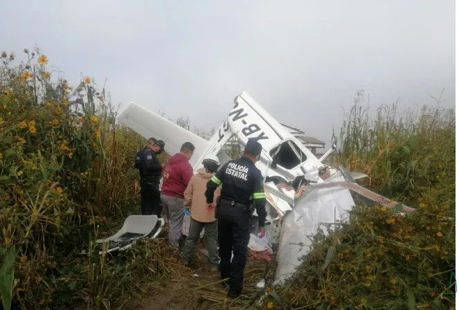 Se desploma aeronave de la Escuela de Aviación de Toluca, a metros del aeropuerto. Se desploma aeronave de la Escuela de Aviación de Toluca, a metros del aeropuerto.
