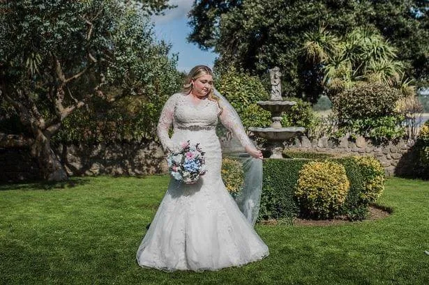La historia de Kayley Stead, la novia que fue plantada en el altar, pero aún así decidió seguir con la celebración La historia de Kayley Stead, la novia que fue plantada en el altar, pero aún así decidió seguir con la celebración
