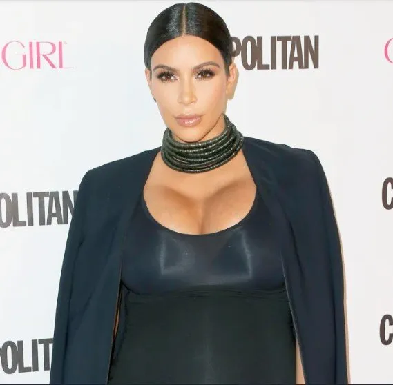 Las Kardashians le dijeron bye bye a los cuerpos con grandes implantes. Las Kardashians le dijeron bye bye a los cuerpos con grandes implantes.