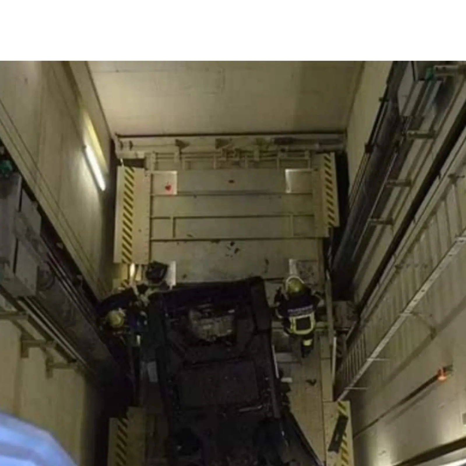Mujer confunde elevador con sitio de estacionamiento y cae desde una altura de 11 metros Mujer confunde elevador con sitio de estacionamiento y cae desde una altura de 11 metros
