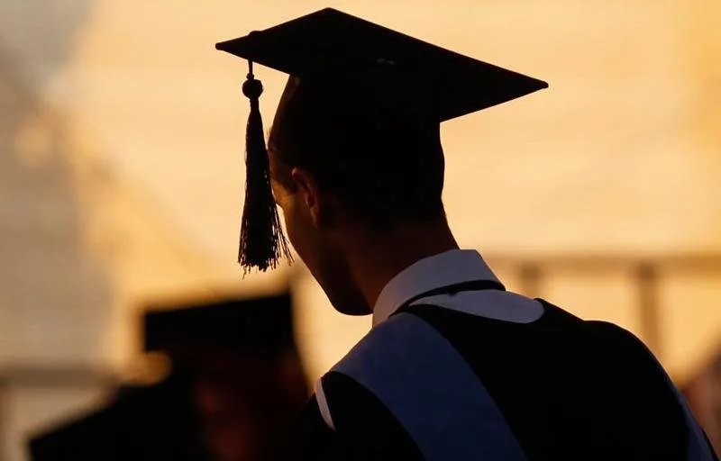 Profesor se quita sus zapatos y se los da a su estudiante para que lo dejaran graduar Profesor se quita sus zapatos y se los da a su estudiante para que lo dejaran graduar