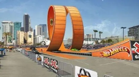 El sueño de todo niño vuelto realidad: Una pista de HotWheels tamaño real con autos reales. El sueño de todo niño vuelto realidad: Una pista de HotWheels tamaño real con autos reales.