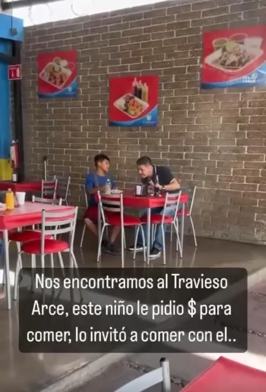 Captan a Jorge ‘El Travieso’ Arce cuando invita a niño de la calle a comer tacos de camarón Captan a Jorge ‘El Travieso’ Arce cuando invita a niño de la calle a comer tacos de camarón