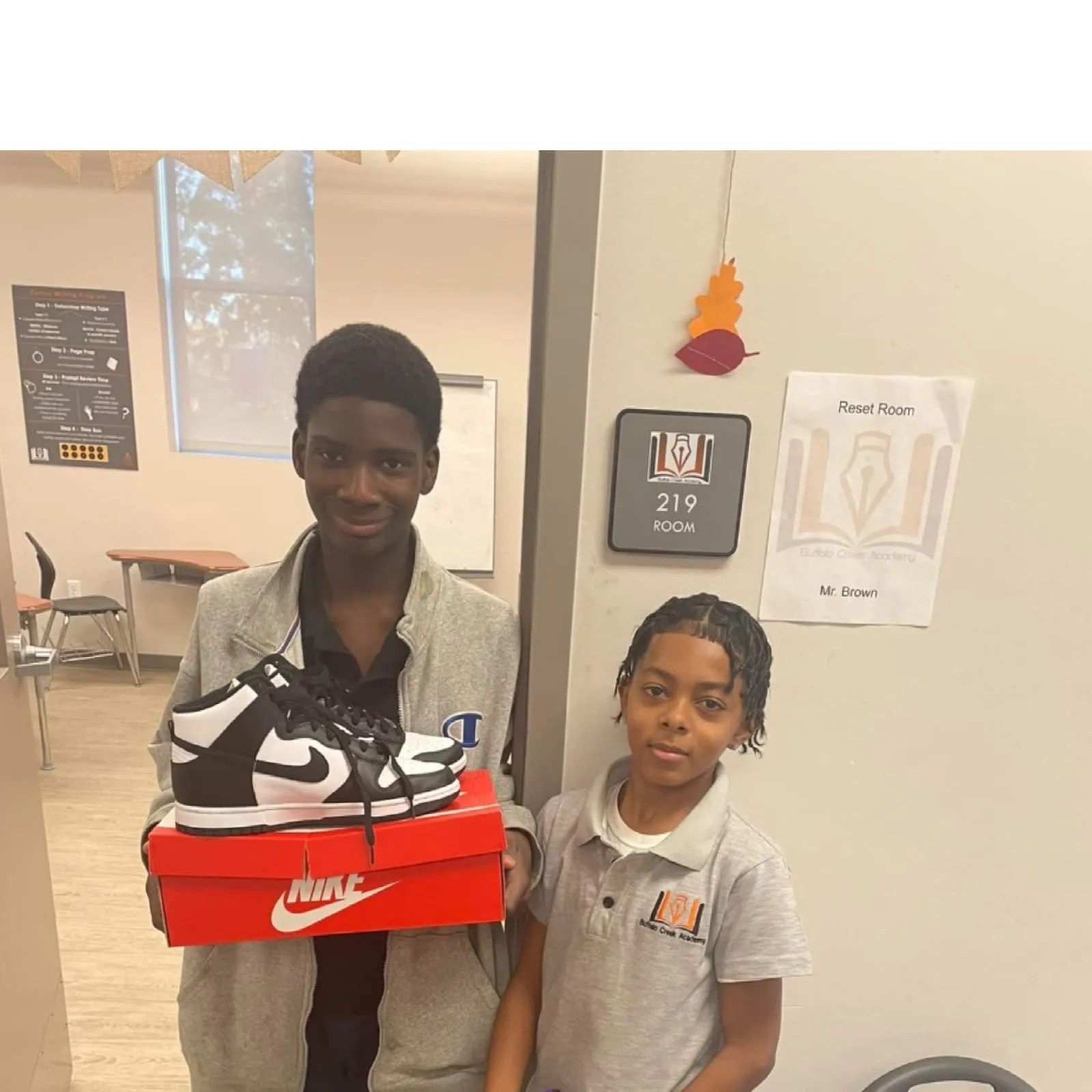 Se reían de un niño por usar tenis viejos, hasta que un compañero gasta todos sus ahorros para regalarle unos nuevos Se reían de un niño por usar tenis viejos, hasta que un compañero gasta todos sus ahorros para regalarle unos nuevos