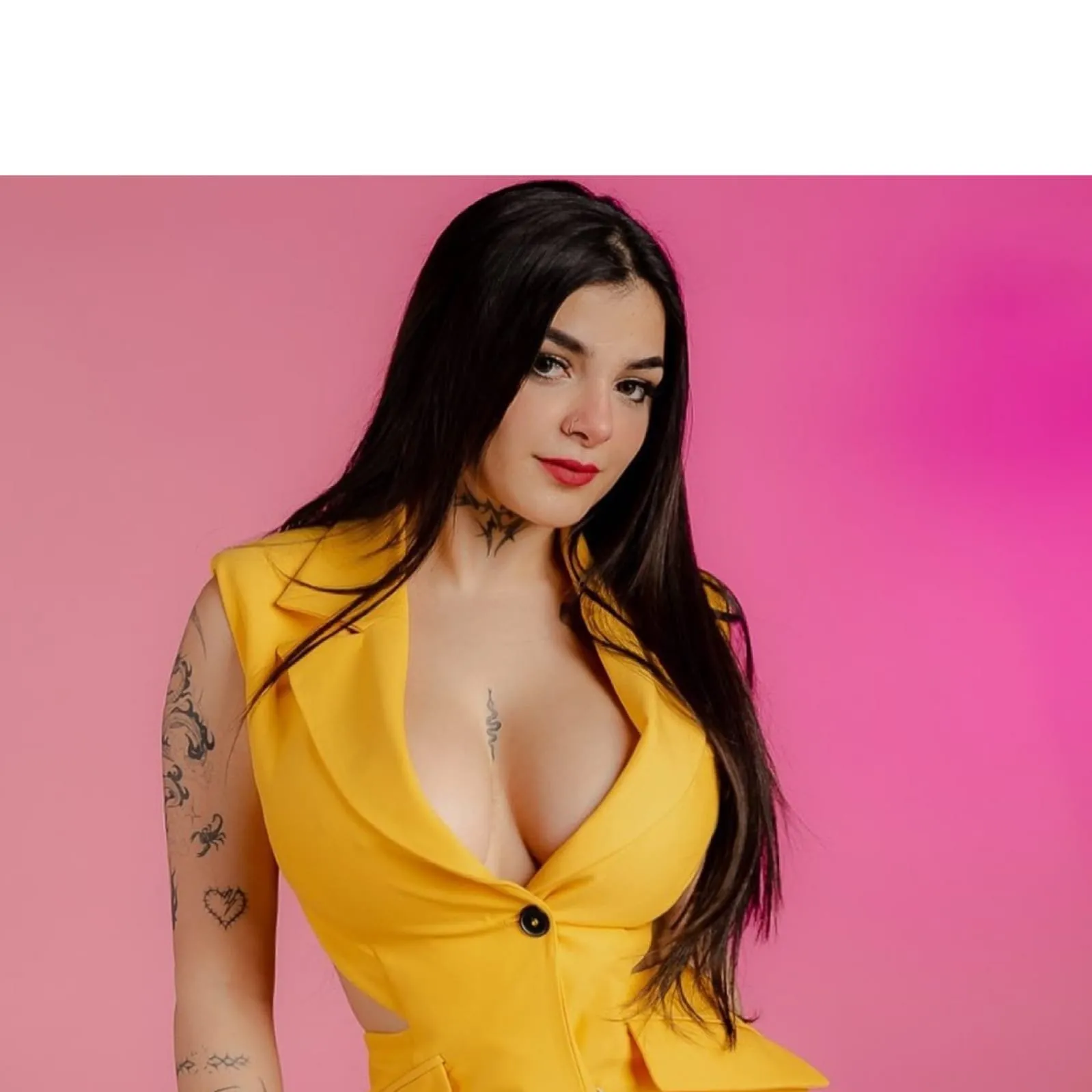 Karely Ruiz; Los mini vestidos con los que ha paralizado a sus seguidores Karely Ruiz; Los mini vestidos con los que ha paralizado a sus seguidores
