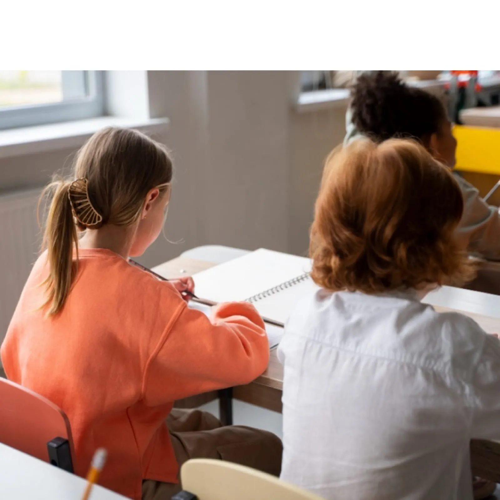 Profesora de kínder arrastra a una alumna por todo el salón de clases, denuncian padres de familia Profesora de kínder arrastra a una alumna por todo el salón de clases, denuncian padres de familia