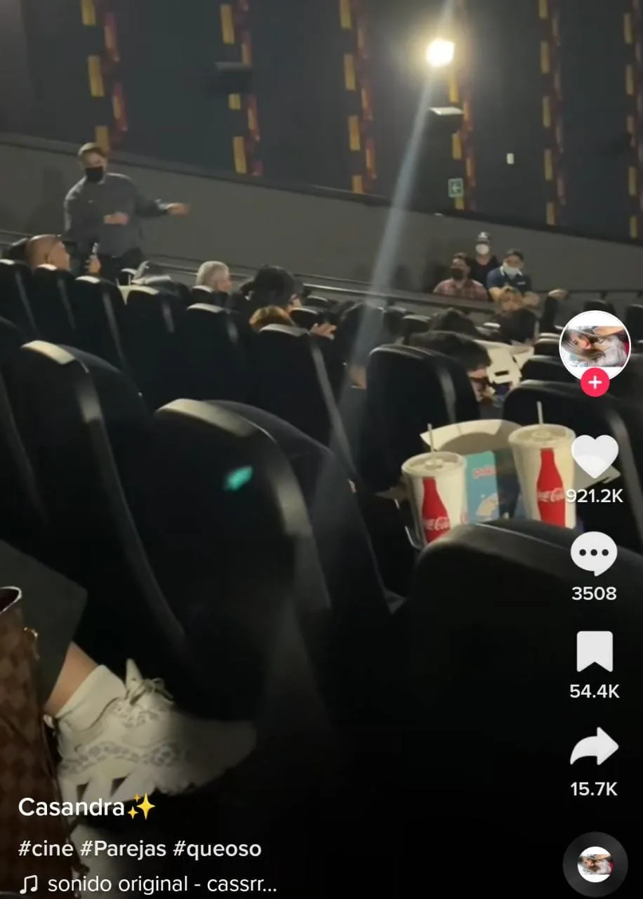 Cachan a pareja en plena faena íntima durante función de Avatar Cachan a pareja en plena faena íntima durante función de Avatar