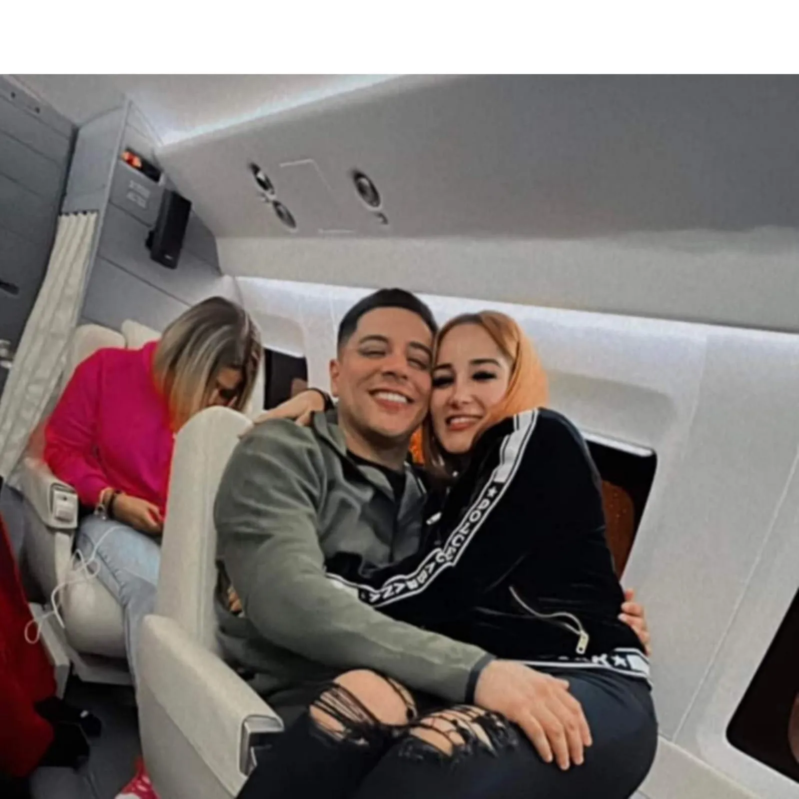 Eduin Caz y su esposa Daisy Anahy, dejan atrás rumores de infidelidad y así celebraron el Día del Amor y la Amistad Eduin Caz y su esposa Daisy Anahy, dejan atrás rumores de infidelidad y así celebraron el Día del Amor y la Amistad