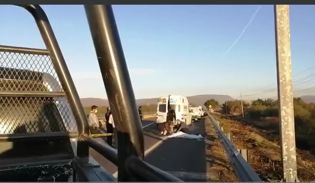 Asesinan y abandonan a una mujer sobre la carretera México 15, en Sinaloa Asesinan y abandonan a una mujer sobre la carretera México 15, en Sinaloa