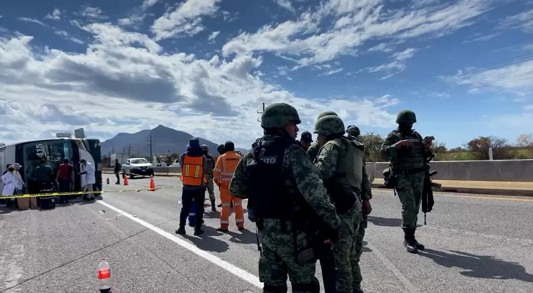 Camionazo sobre La Costera en Sinaloa; Una mujer falleció y 14 pasajeros resultaron heridos Camionazo sobre La Costera en Sinaloa; Una mujer falleció y 14 pasajeros resultaron heridos