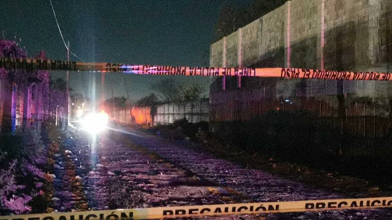 Hallan a joven asesinado y junto a él un gallo de pelea muerto en Culiacán, Sinaloa Hallan a joven asesinado y junto a él un gallo de pelea muerto en Culiacán, Sinaloa