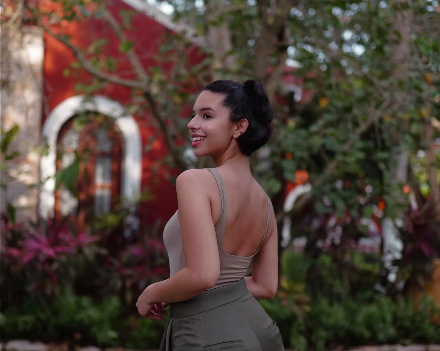 Ángela Aguilar alborata las redes con su cuerpazo en un bañador negro Ángela Aguilar alborata las redes con su cuerpazo en un bañador negro