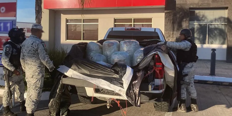 Aseguran camioneta cargada hasta el tope de marihuana en Culiacán, Sinaloa Aseguran camioneta cargada hasta el tope de marihuana en Culiacán, Sinaloa