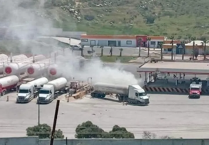 Explota gasera Silza sobre la carretera Tecate; Reportan varias víctimas y evacuaciones Explota gasera Silza sobre la carretera Tecate; Reportan varias víctimas y evacuaciones