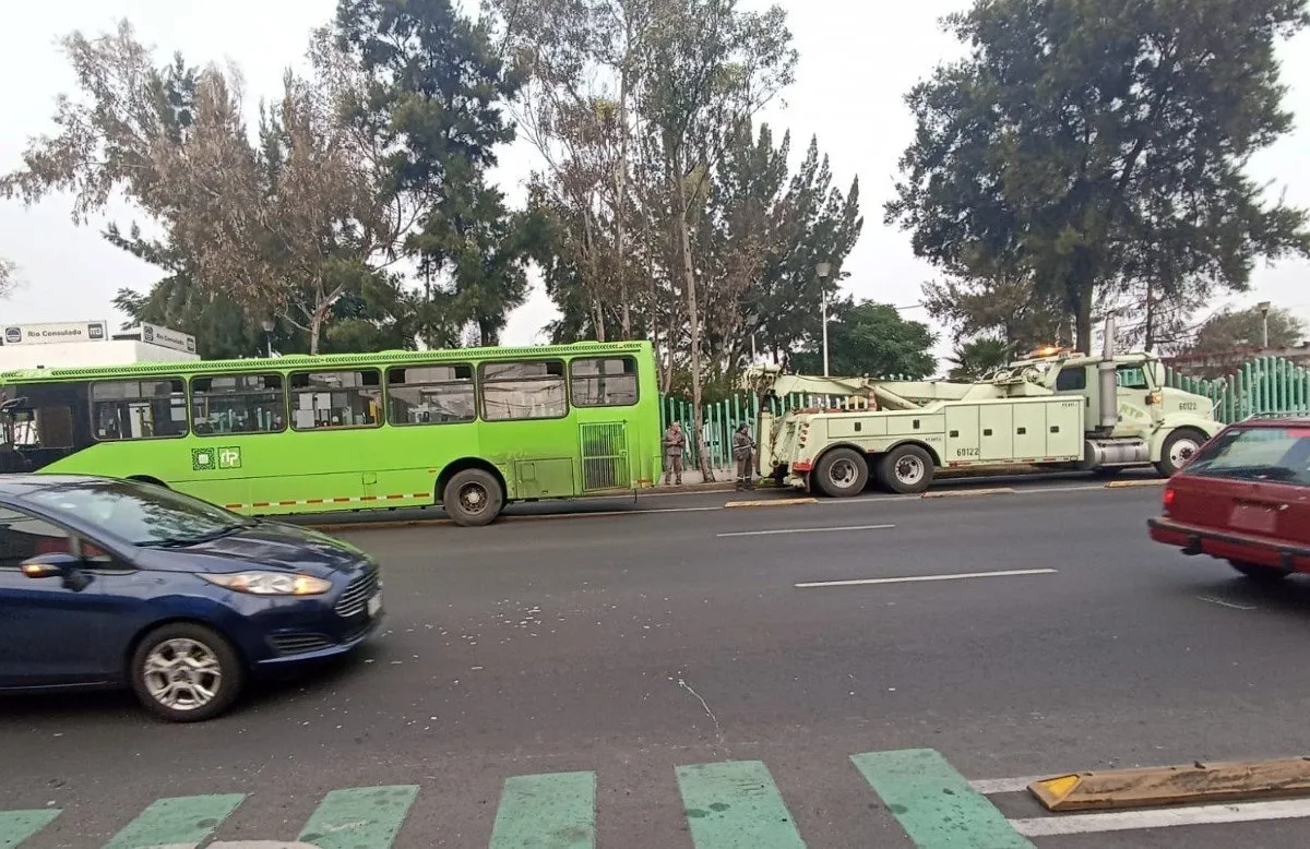 Mujer cae de camión y luego este le pasa por encima Mujer cae de camión y luego este le pasa por encima