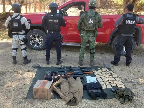 Guardia Nacional asegura arsenal y vehículos en Zacatecas Guardia Nacional asegura arsenal y vehículos en Zacatecas