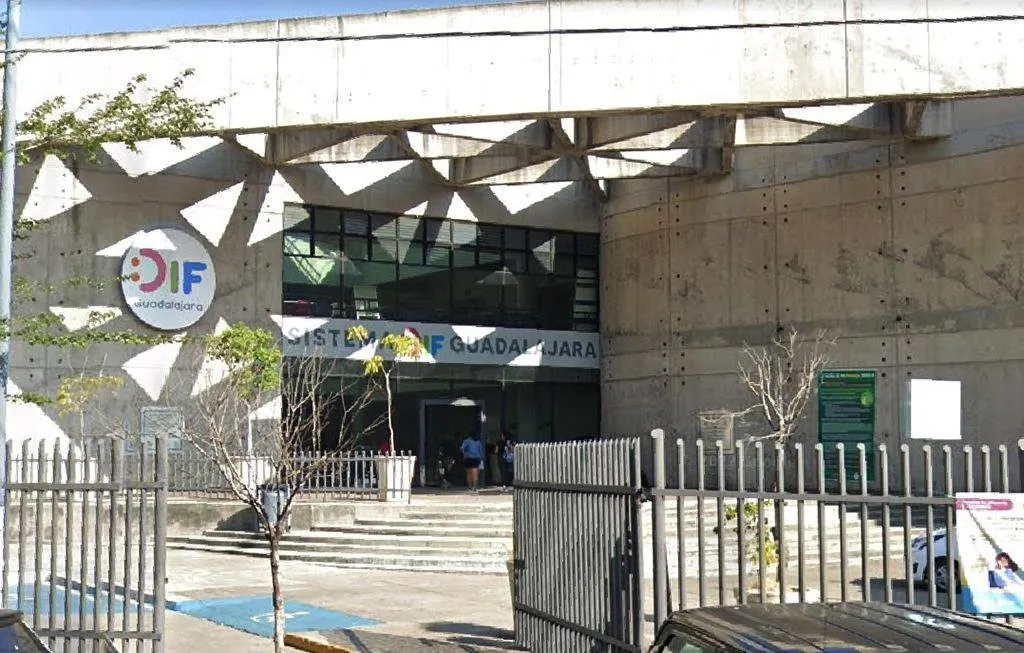 Madre abandona a sus dos hijos afuera del DIF en Guadalajara; Tiene cáncer en etapa terminal Madre abandona a sus dos hijos afuera del DIF en Guadalajara; Tiene cáncer en etapa terminal