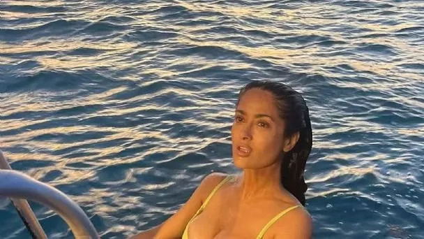 Salma Hayek aparece con un diminuto bañador y causa revuelo en redes sociales Salma Hayek aparece con un diminuto bañador y causa revuelo en redes sociales