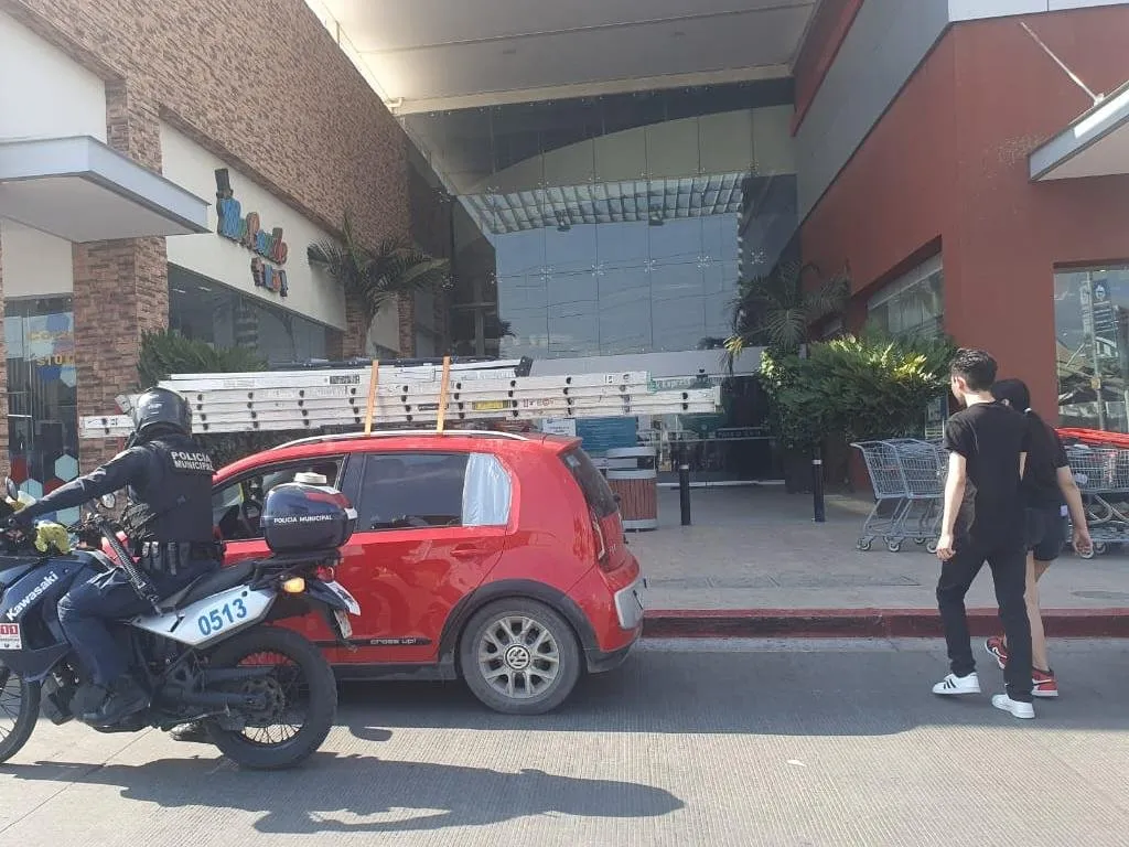 Policía Estatal asegura a civil que efectuó robo en tienda departamental Policía Estatal asegura a civil que efectuó robo en tienda departamental