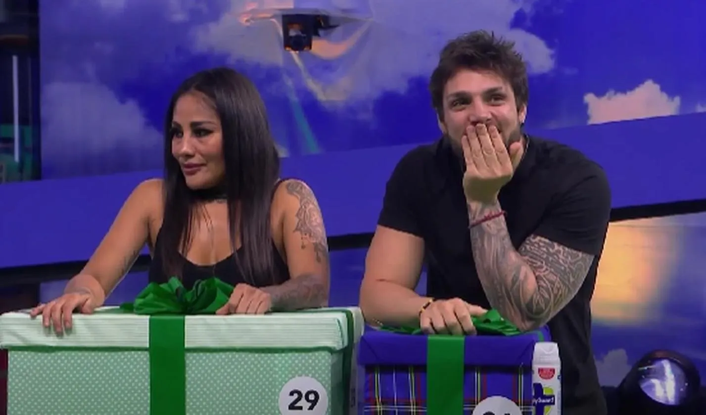La Barby Juárez confiesa que sabía cual era la caja que tenía el boleto pero dejó ganar a Nicola Porcella La Barby Juárez confiesa que sabía cual era la caja que tenía el boleto pero dejó ganar a Nicola Porcella