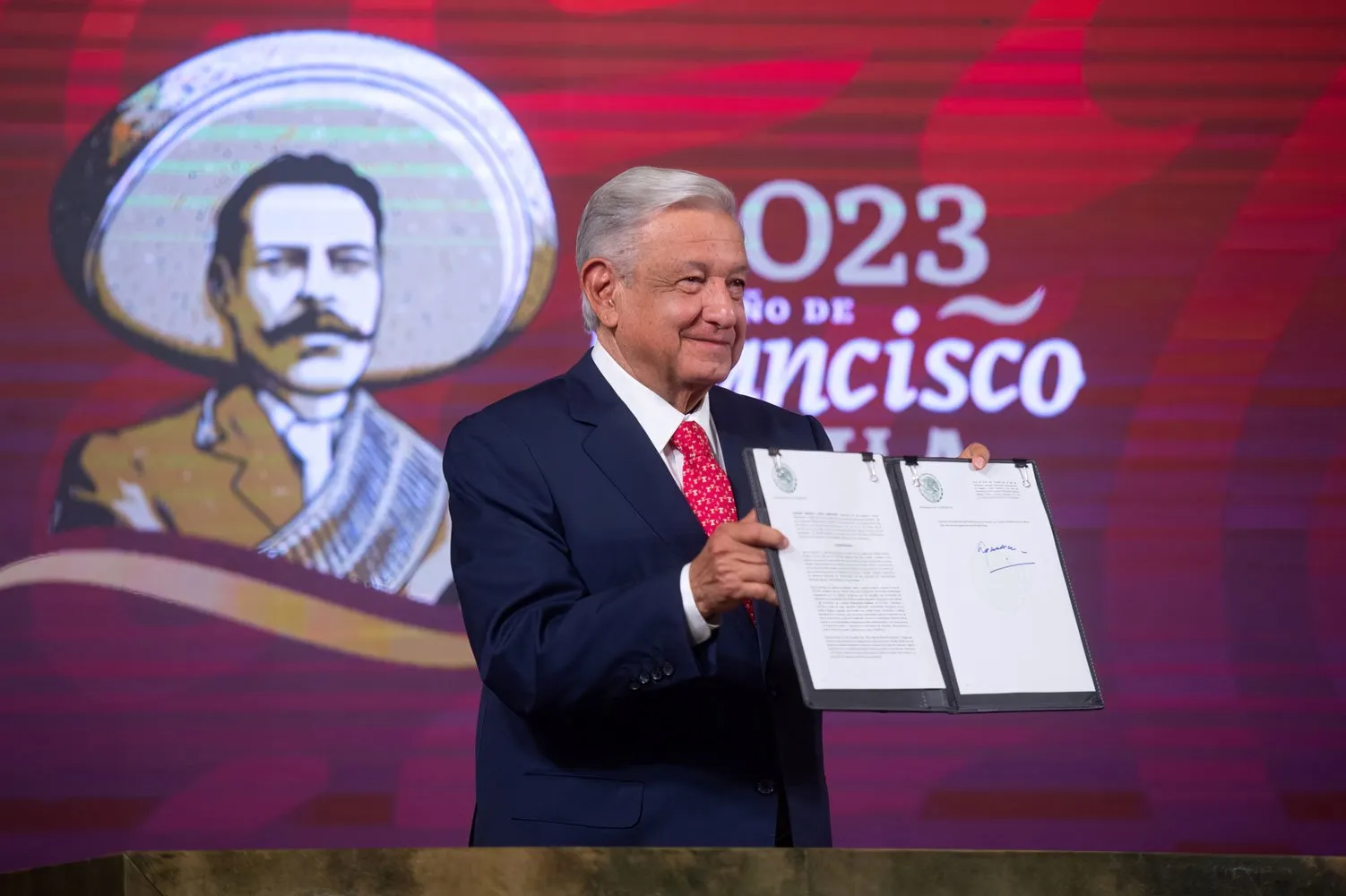 AMLO propone escuchar opinión del pueblo sobre libros de texto AMLO propone escuchar opinión del pueblo sobre libros de texto