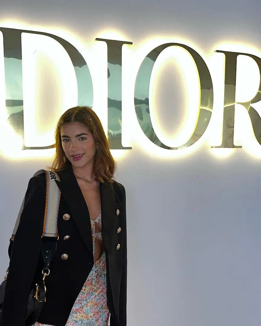 Mar de Regil aparece como diseñadora en el New York Fashion Week tras desatar polémica con sus pinturasMAR DE REGIL DISEÑA VESTUARIOS PARA LA SEMANA
DE LA MODA DE NUEVA YORK Mar de Regil aparece como diseñadora en el New York Fashion Week tras desatar polémica con sus pinturasMAR DE REGIL DISEÑA VESTUARIOS PARA LA SEMANA
DE LA MODA DE NUEVA YORK