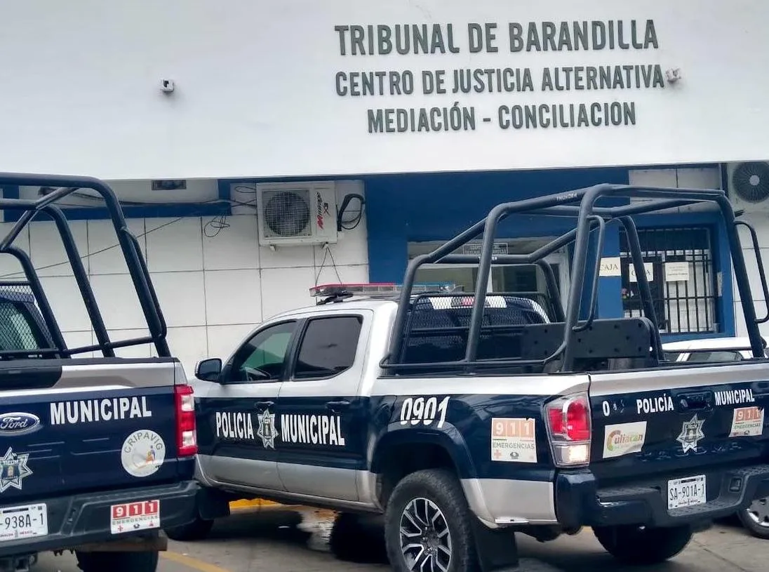 En atención a solicitud de personal de la UAS, policías municipales detienen a dos estudiantes En atención a solicitud de personal de la UAS, policías municipales detienen a dos estudiantes