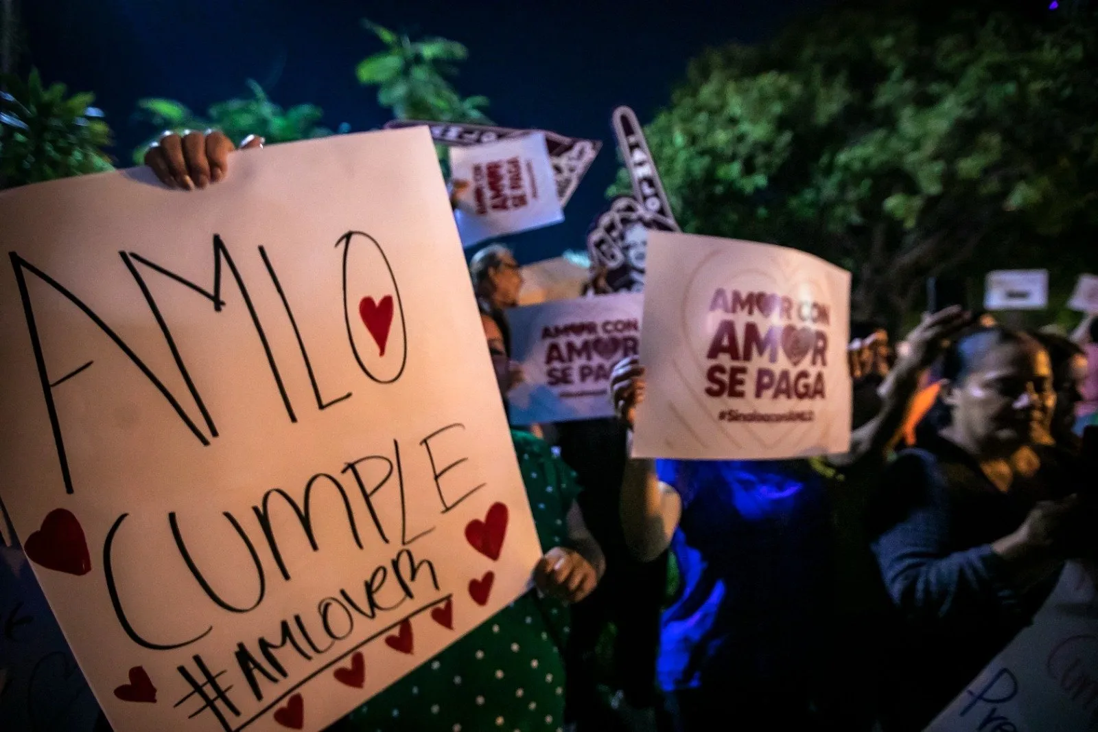 AMLO llega a Sinaloa y lo reciben con la banda Sinaloense AMLO llega a Sinaloa y lo reciben con la banda Sinaloense