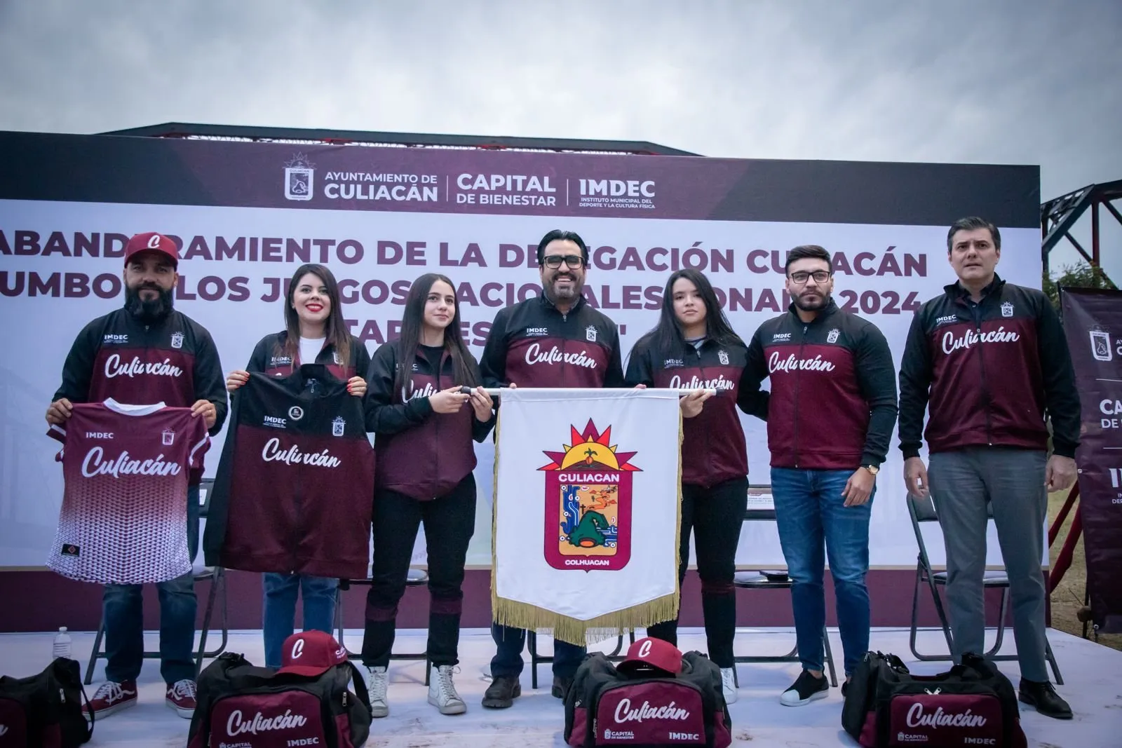 Juan de Dios Gámez abandera a la Delegación Culiacán que participará en la Etapa Estatal de los Juegos Nacionales CONADE 2024 Juan de Dios Gámez abandera a la Delegación Culiacán que participará en la Etapa Estatal de los Juegos Nacionales CONADE 2024