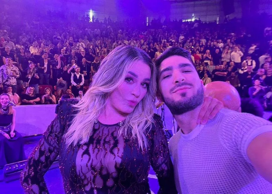 Fan le pone un susto a María José irrumpiendo en el escenario durante concierto Fan le pone un susto a María José irrumpiendo en el escenario durante concierto