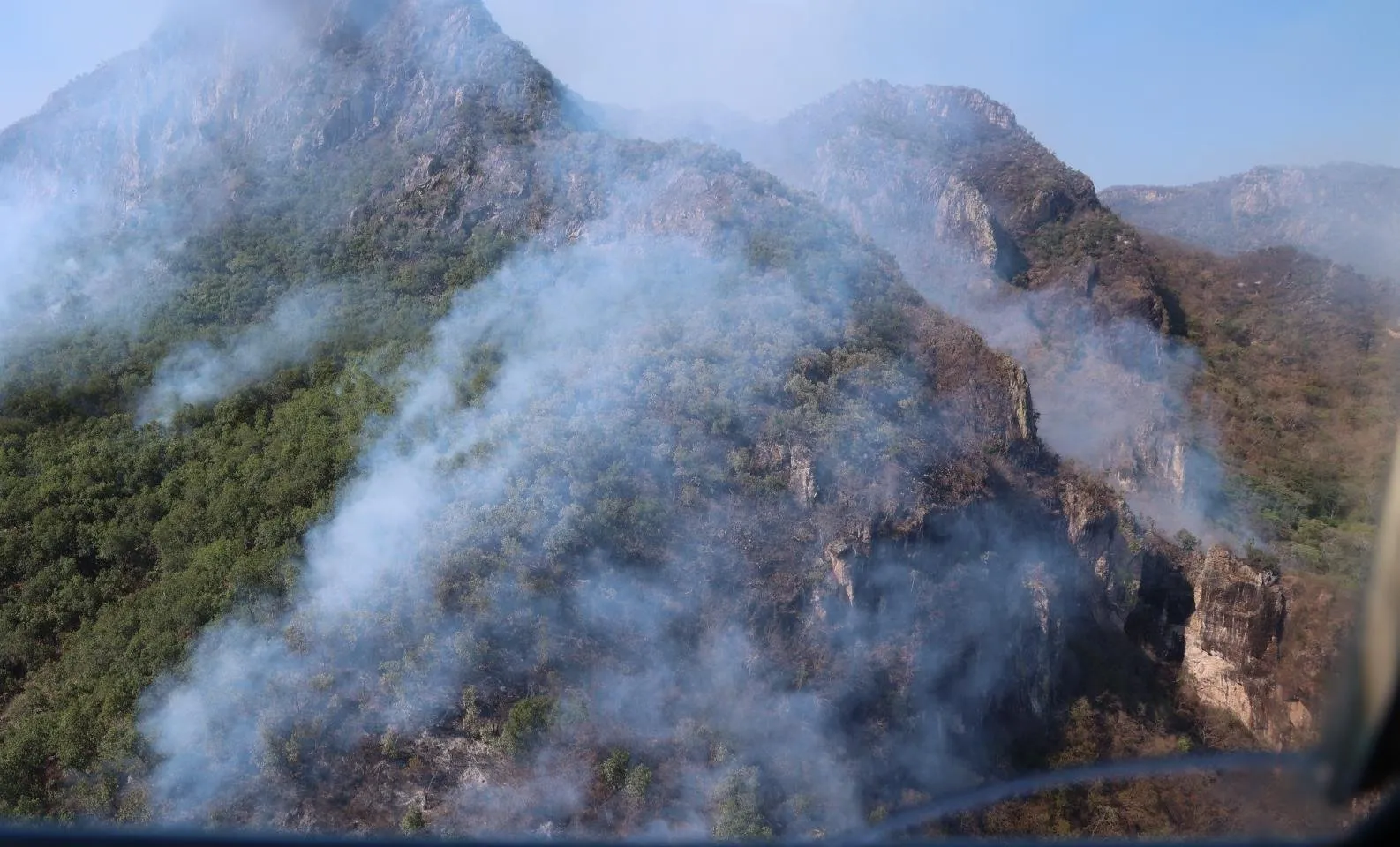 Se realizan sobrevuelos para determinar áreas de afectación y sofocar el incendio forestal en Elota Se realizan sobrevuelos para determinar áreas de afectación y sofocar el incendio forestal en Elota
