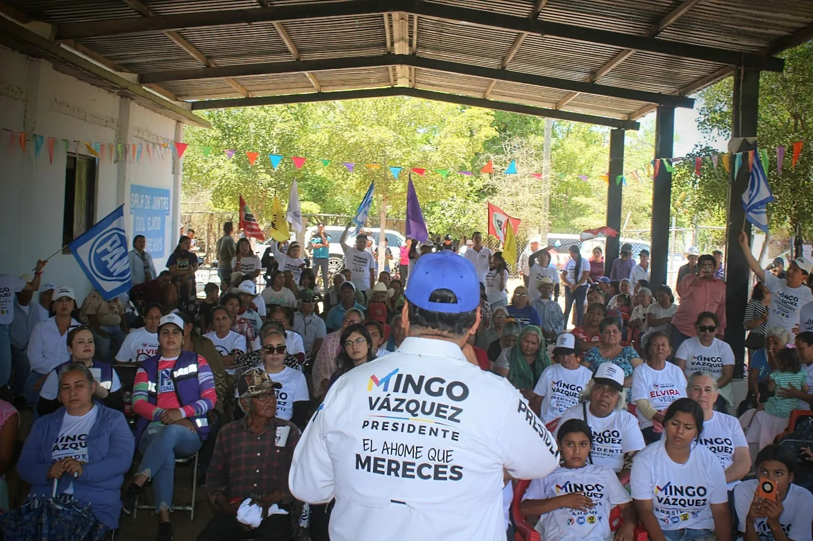 Con agrado, tianguistas de El Carrizo recibieron a Mingo Vázquez Con agrado, tianguistas de El Carrizo recibieron a Mingo Vázquez