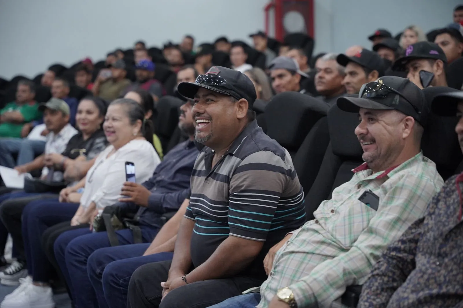 Trabajadores Agrícolas Temporales sinaloenses salen a Canadá; estarán 8 meses Trabajadores Agrícolas Temporales sinaloenses salen a Canadá; estarán 8 meses