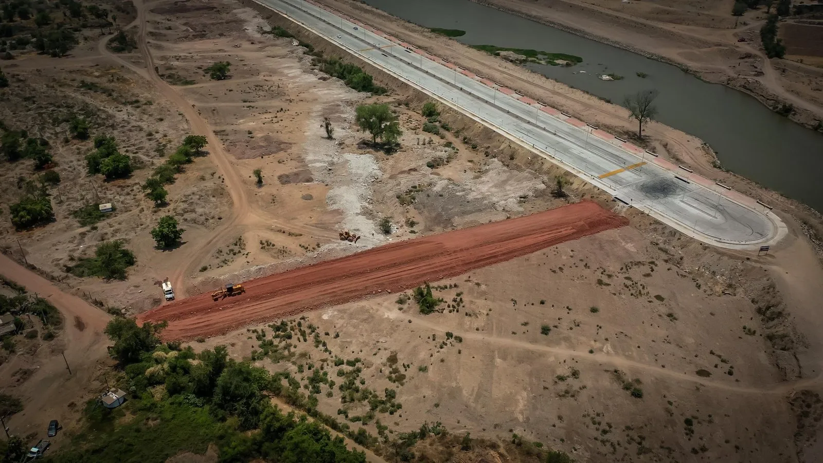 Avanza en tiempo y forma pavimentación de la calle que conecta el malecón Sánchez Alonso con la av. Álvaro Obregón: Juan de Dios Gámez Avanza en tiempo y forma pavimentación de la calle que conecta el malecón Sánchez Alonso con la av. Álvaro Obregón: Juan de Dios Gámez