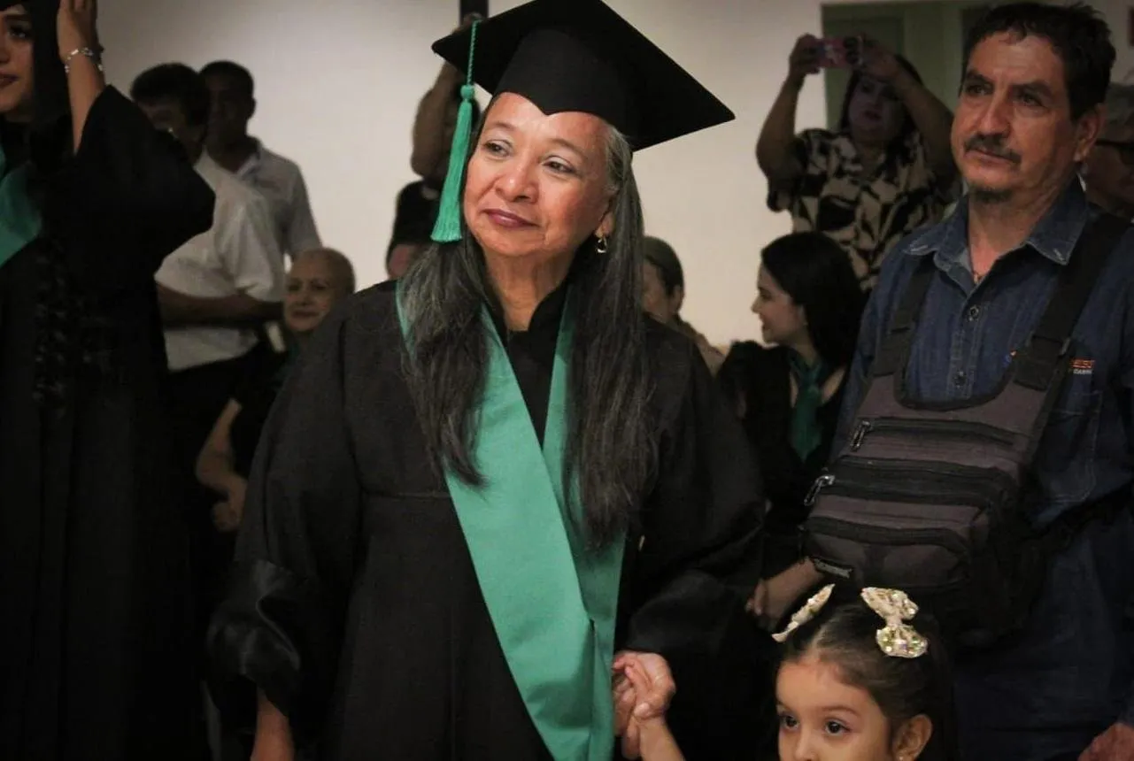 Madre, abuela y ahora exalumna de COBAES; concluye Ruth Reyes su bachillerato: “el estudio provee un futuro mejor” Madre, abuela y ahora exalumna de COBAES; concluye Ruth Reyes su bachillerato: “el estudio provee un futuro mejor”