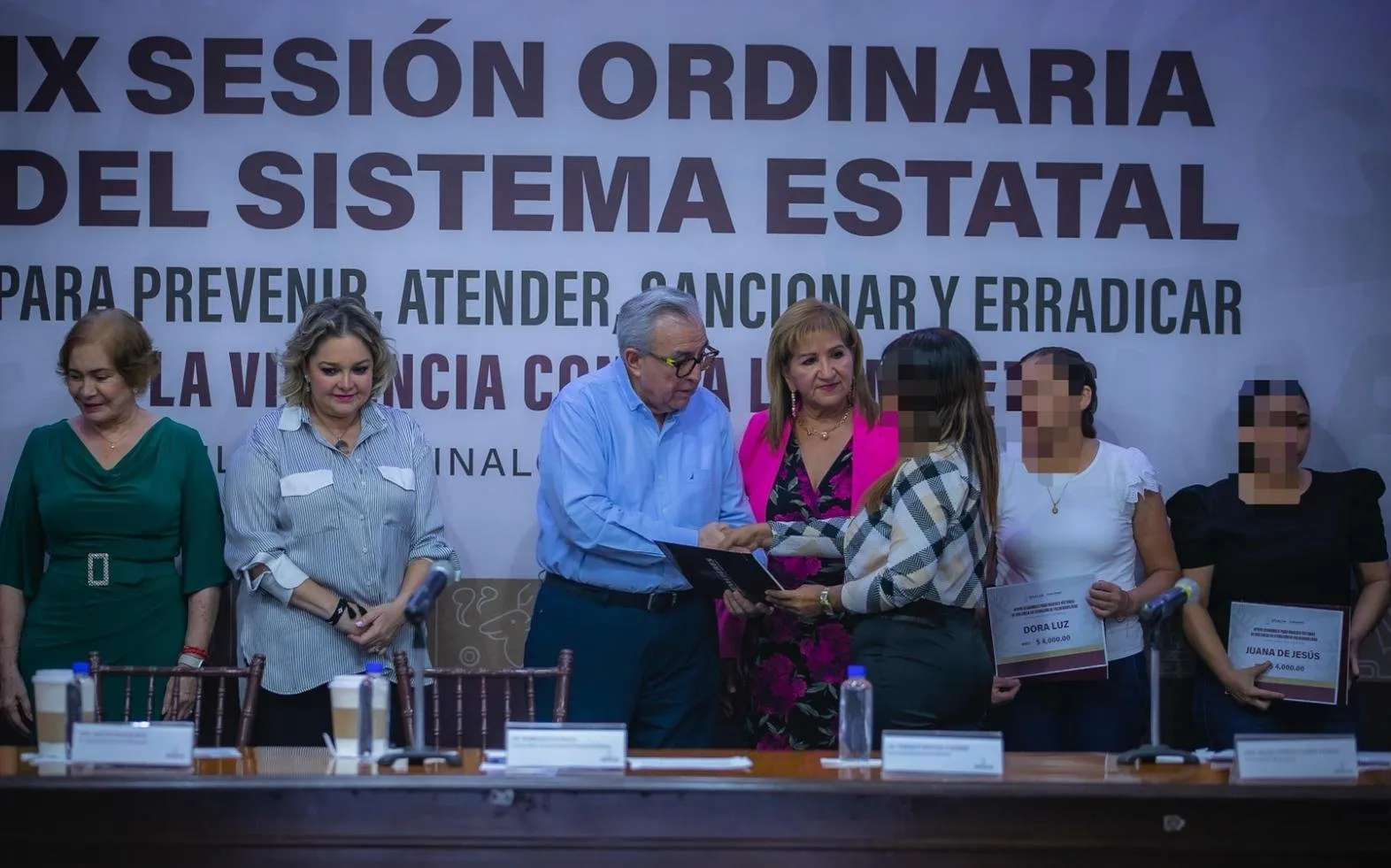 Entrega el gobernador Rocha apoyos económicos a mujeres en situación vulnerable Entrega el gobernador Rocha apoyos económicos a mujeres en situación vulnerable