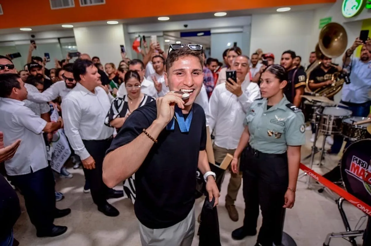 ¡Llegó el Campeón! Alcalde recibe a Marco Verde en su llegada a Mazatlán. ¡Llegó el Campeón! Alcalde recibe a Marco Verde en su llegada a Mazatlán.