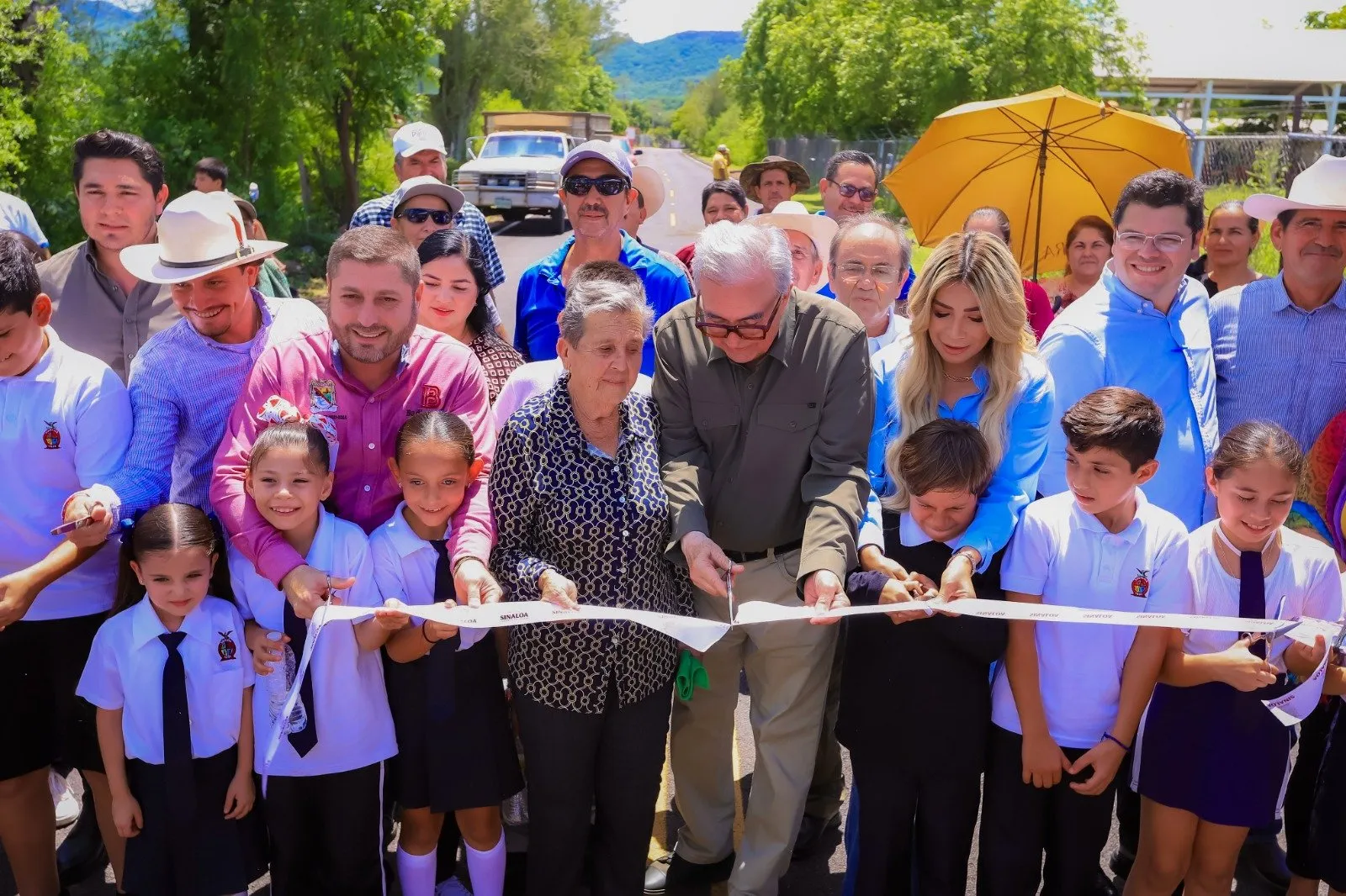 Toda la gente tiene derecho a vivir dignamente, con obras que les beneficien: Rocha Moya Toda la gente tiene derecho a vivir dignamente, con obras que les beneficien: Rocha Moya