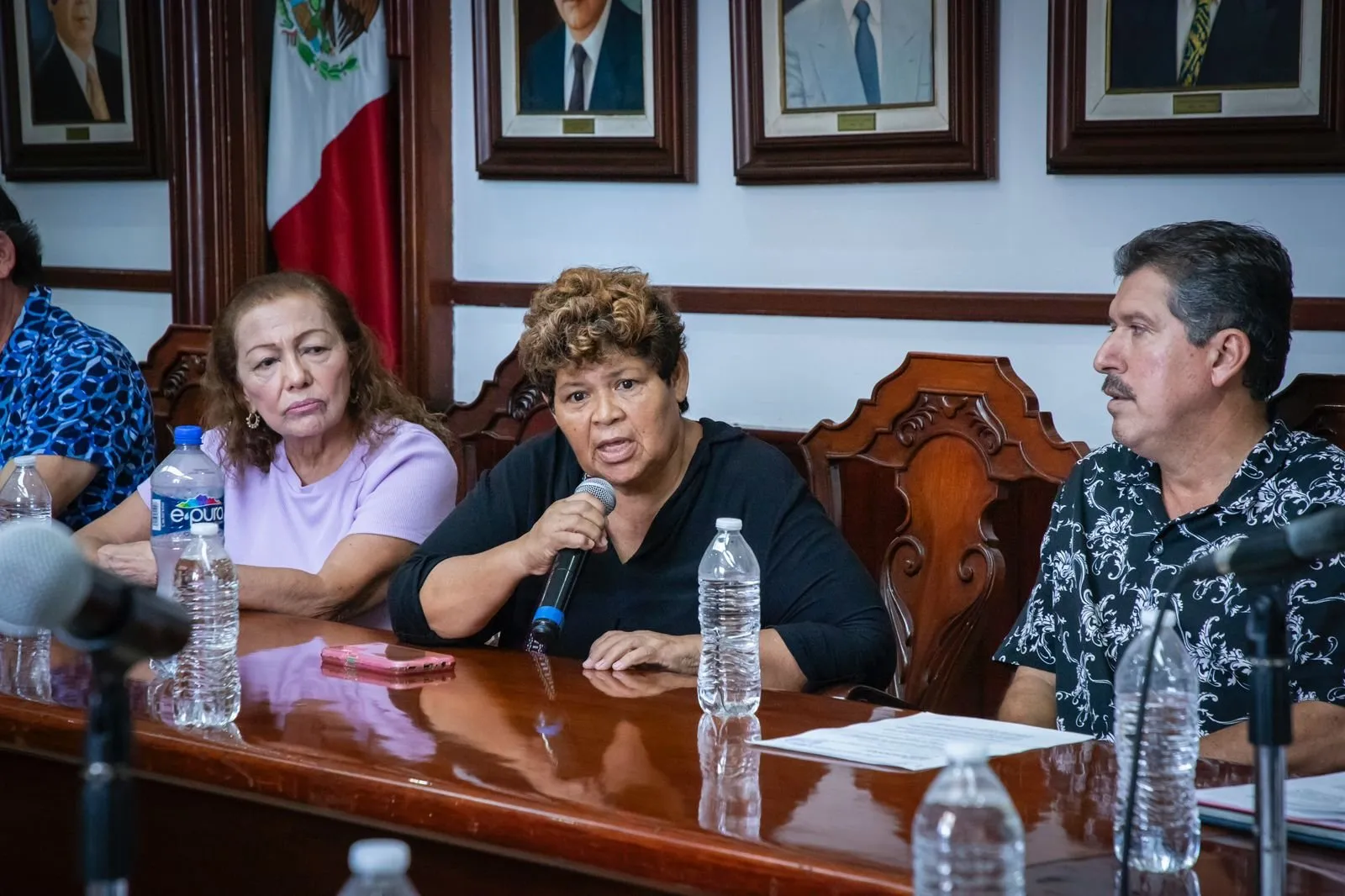 Juan de Dios Gámez acuerda apoyos con comerciantes del centro y tiangueros Juan de Dios Gámez acuerda apoyos con comerciantes del centro y tiangueros