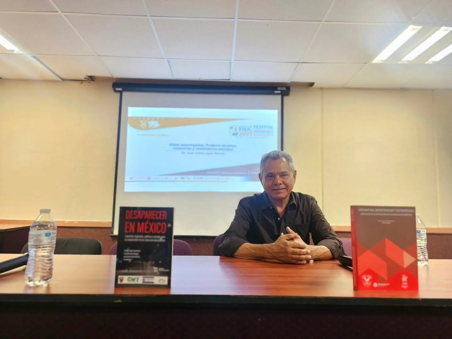 En el marco del FIUC, presentan en la Facultad de Filosofía y Letras el libro “Vidas amortajadas. Poderes sicarios, violencias y resistencias sociales” En el marco del FIUC, presentan en la Facultad de Filosofía y Letras el libro “Vidas amortajadas. Poderes sicarios, violencias y resistencias sociales”