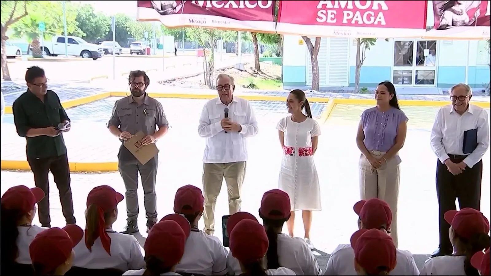 El Gobernador Rocha expresa que la Presidenta Claudia Sheinbaum “es una mujer Universal y de Estado”, al recibirla en Mazatlán El Gobernador Rocha expresa que la Presidenta Claudia Sheinbaum “es una mujer Universal y de Estado”, al recibirla en Mazatlán