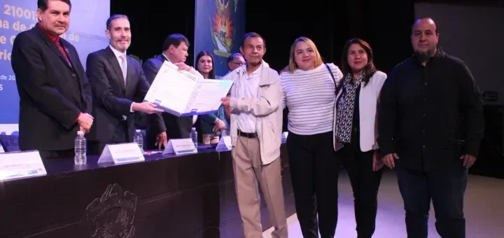 Un hecho histórico y un logro invaluable la certificación de los procesos en la UAS, con un trabajo bajo la premisa de la cultura de la calidad Un hecho histórico y un logro invaluable la certificación de los procesos en la UAS, con un trabajo bajo la premisa de la cultura de la calidad