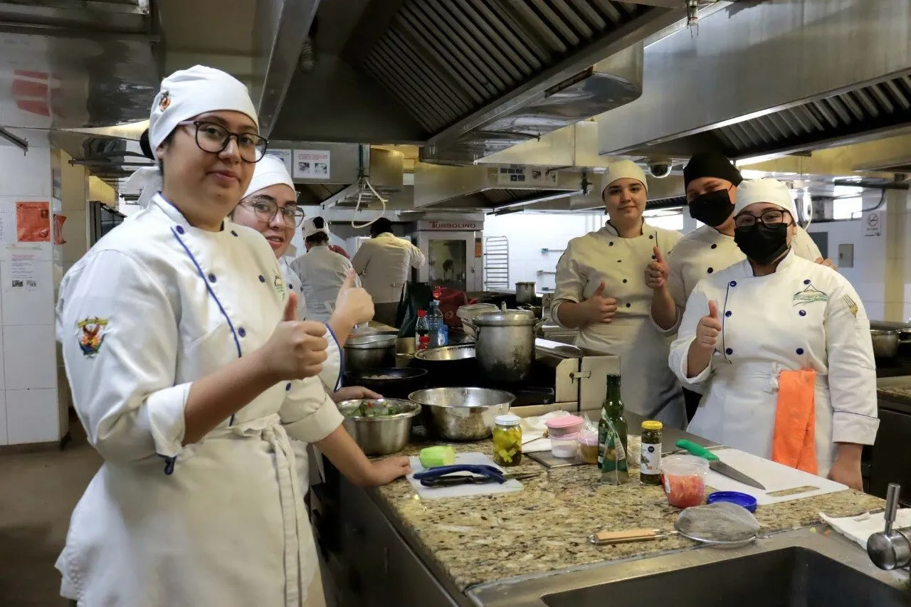 ¡La UAS amplía su oferta semiescolarizada! La Licenciatura en Gastronomía será parte de la oferta educativa modalidad semiescolarizada a partir del próximo ciclo escolar 2025-2026. ¡La UAS amplía su oferta semiescolarizada! La Licenciatura en Gastronomía será parte de la oferta educativa modalidad semiescolarizada a partir del próximo ciclo escolar 2025-2026.